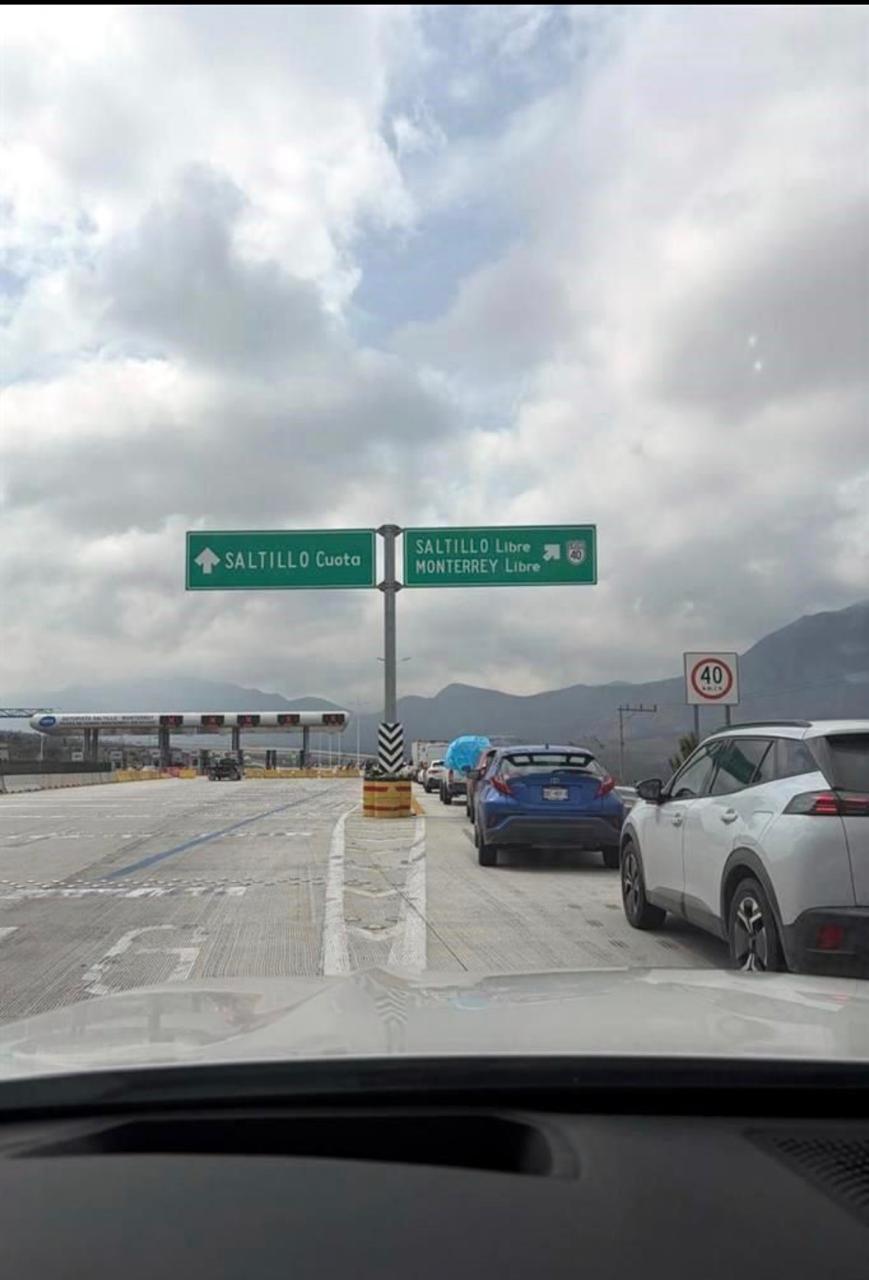 Se incendia tráiler en la Autopista a Saltillo