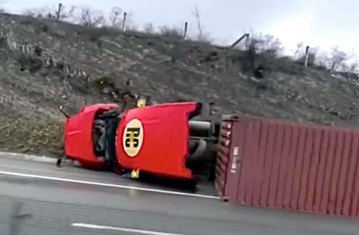 Vuelca tráiler en la García-Saltillo