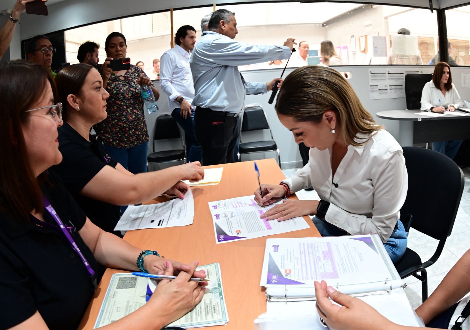 Se registran Verónica Martínez y Lorena Safa por el Distrito 09