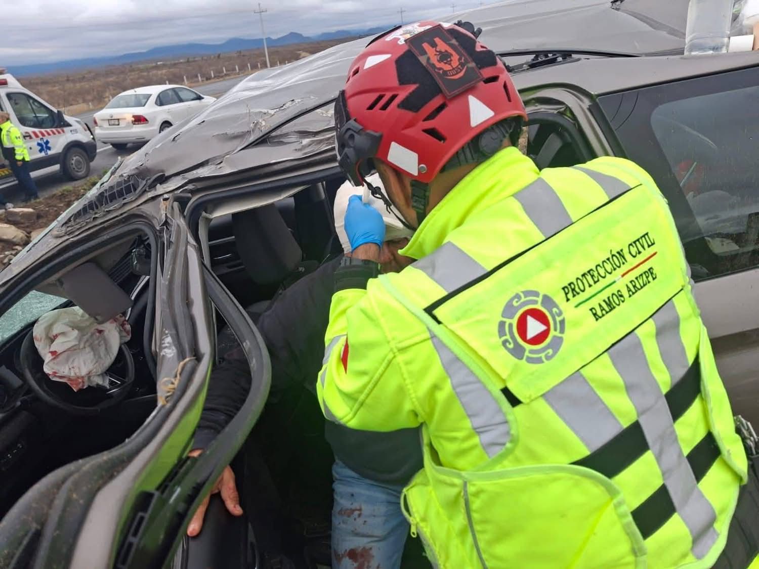 Volcadura deja cinco lesionados en la 57