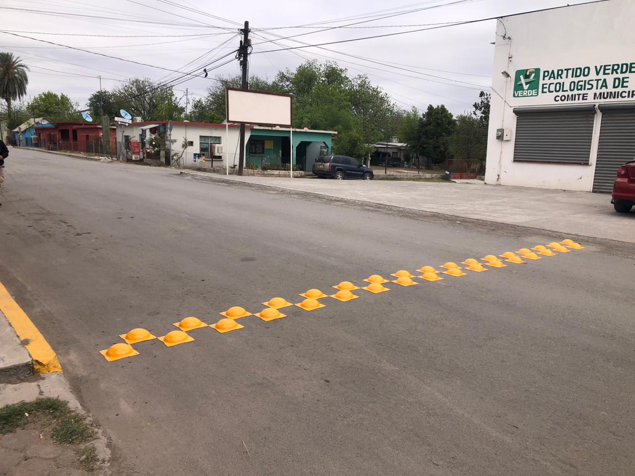 Refuerzan seguridad vial con instalación de boyas en Múzquiz