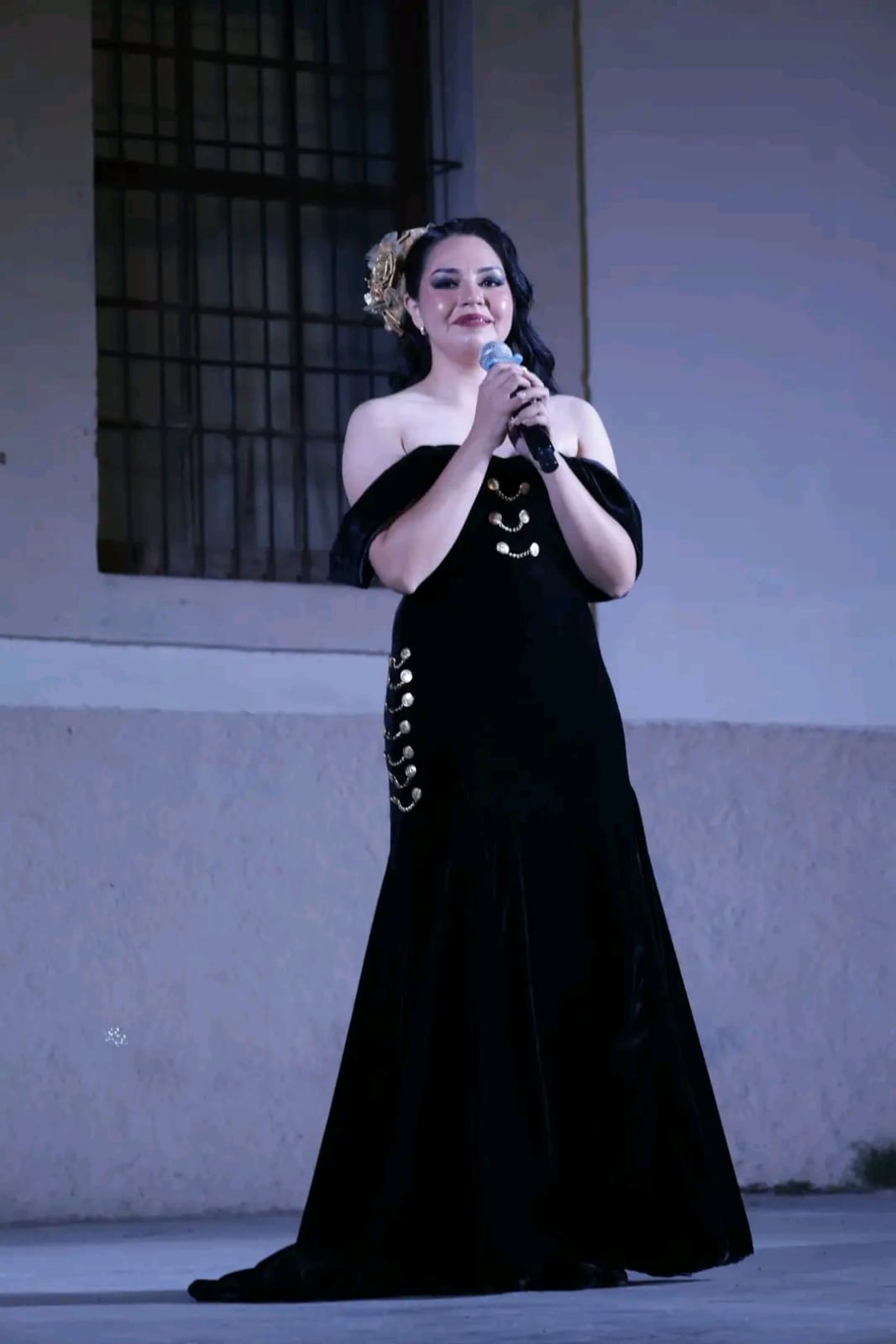 Sorprende candidata cantando durante Gayo