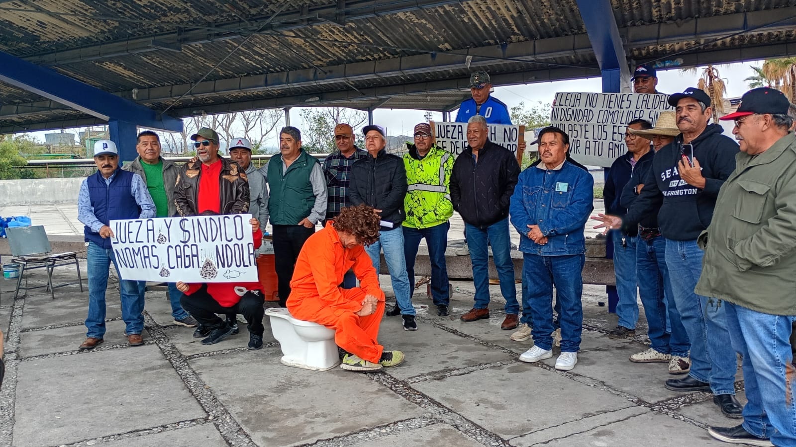 Denuncian ex obreros el saqueo de Altos Hornos