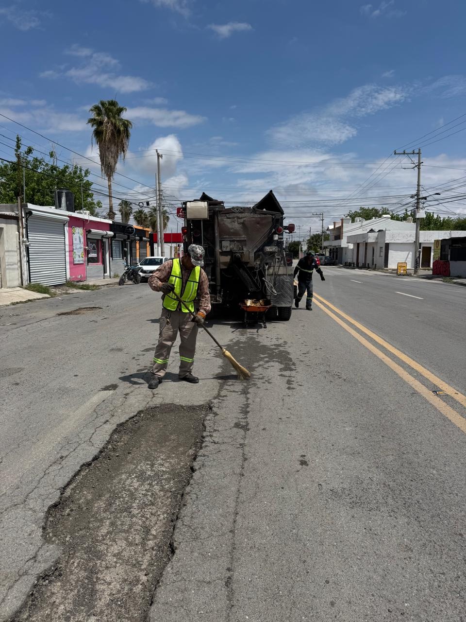 Reparan baches tras lluvias
