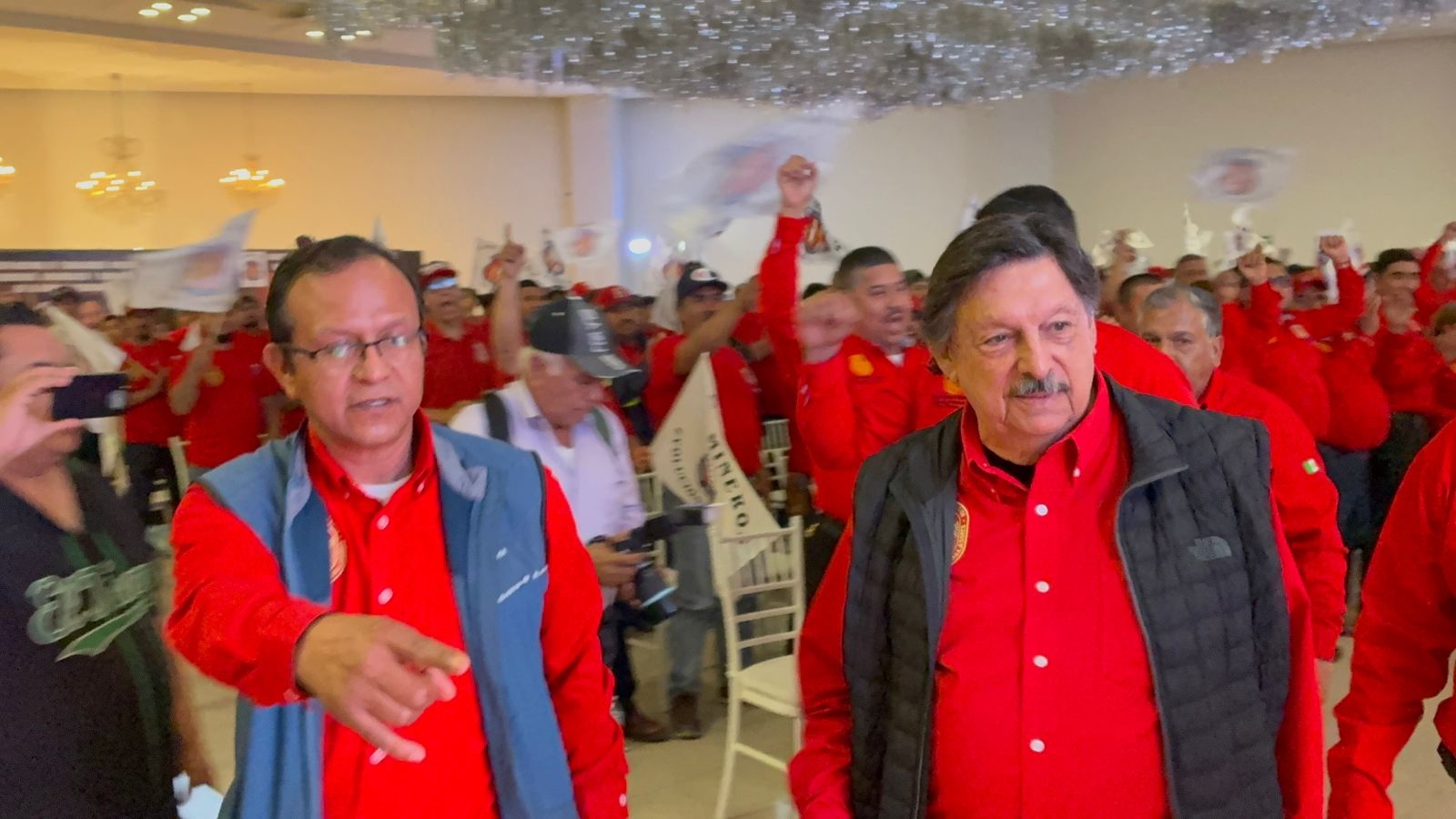 Cínico y avaricioso; lo tunden en redes