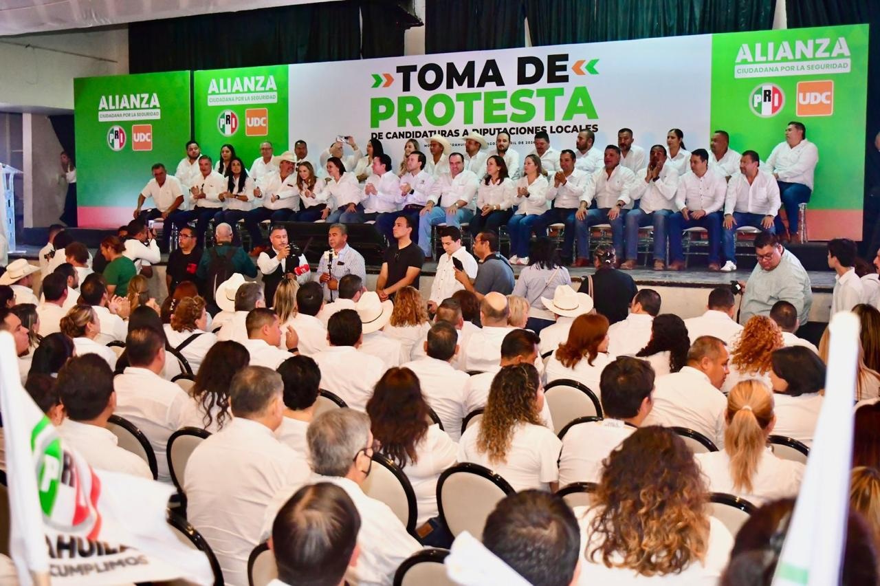 Masiva toma de protesta de candidatos priistas a las diputaciones locales