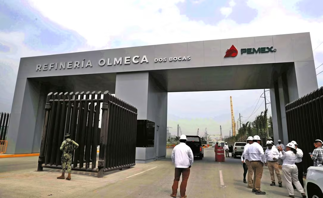 Niega Pemex fuga de gas en Refinería Dos Bocas; es «liberación de vapor de agua», dice sobre imágenes que circulan en medios