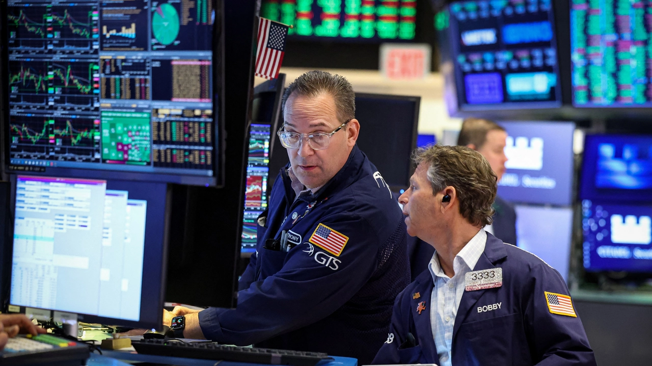 Wall Street avanza atento a Oriente Medio; acciones de Amazon suben con fuerza