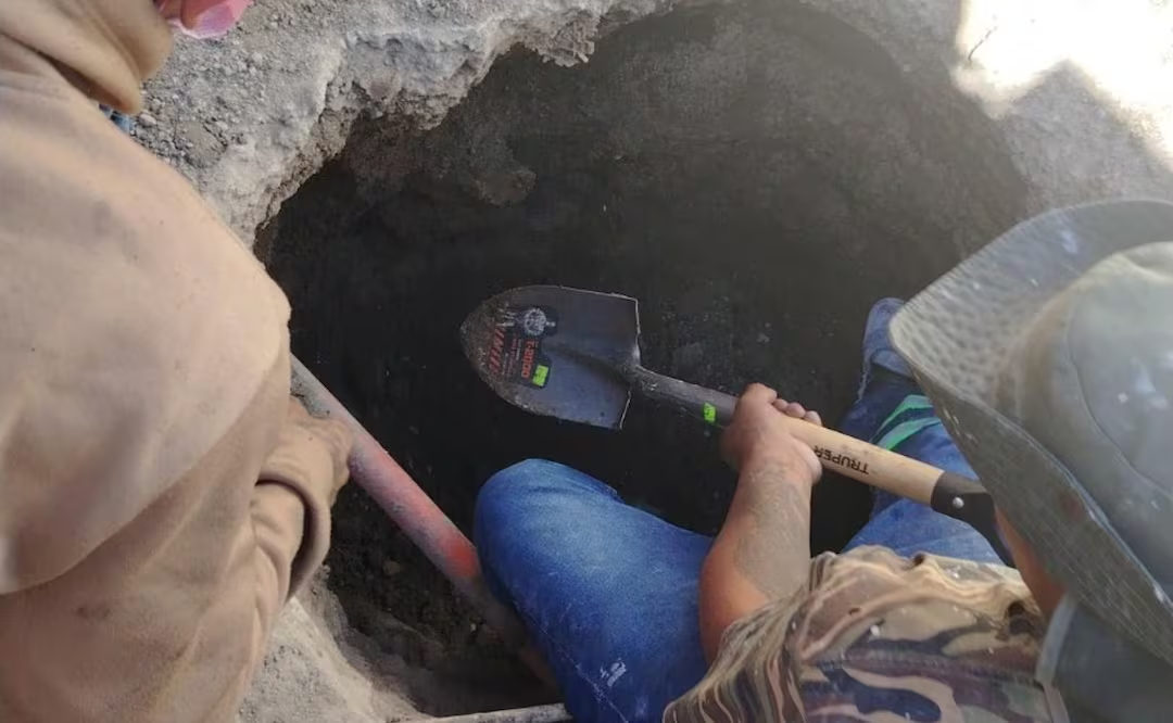 «Las fosas siguen hablando y nosotros no vamos a callar»; Guerreros Buscadores hallan cuerp0 de joven en cochera de una casa