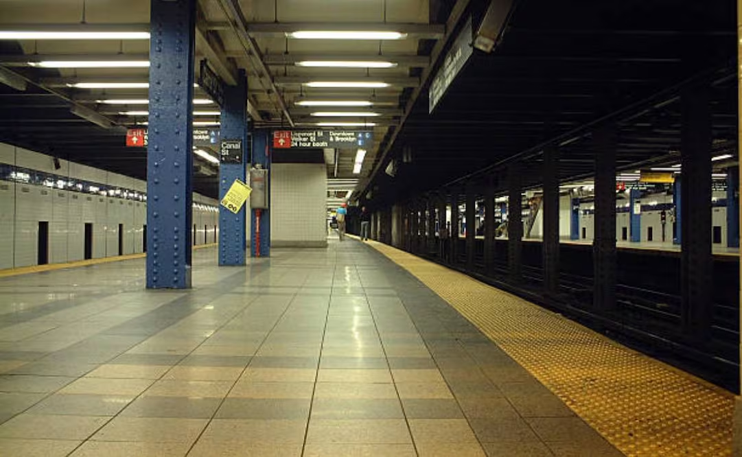 Policía abate a hombre que apuñ4ló a varias personas en el metro de Nueva York; el agresor llevaba un machete
