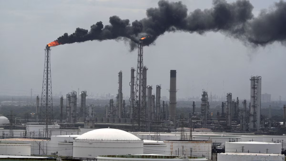 Pemex ‘frena’ derrame de diésel en muelle de la refinería Deer Park: ‘Fue por la interacción de 2 barcos’