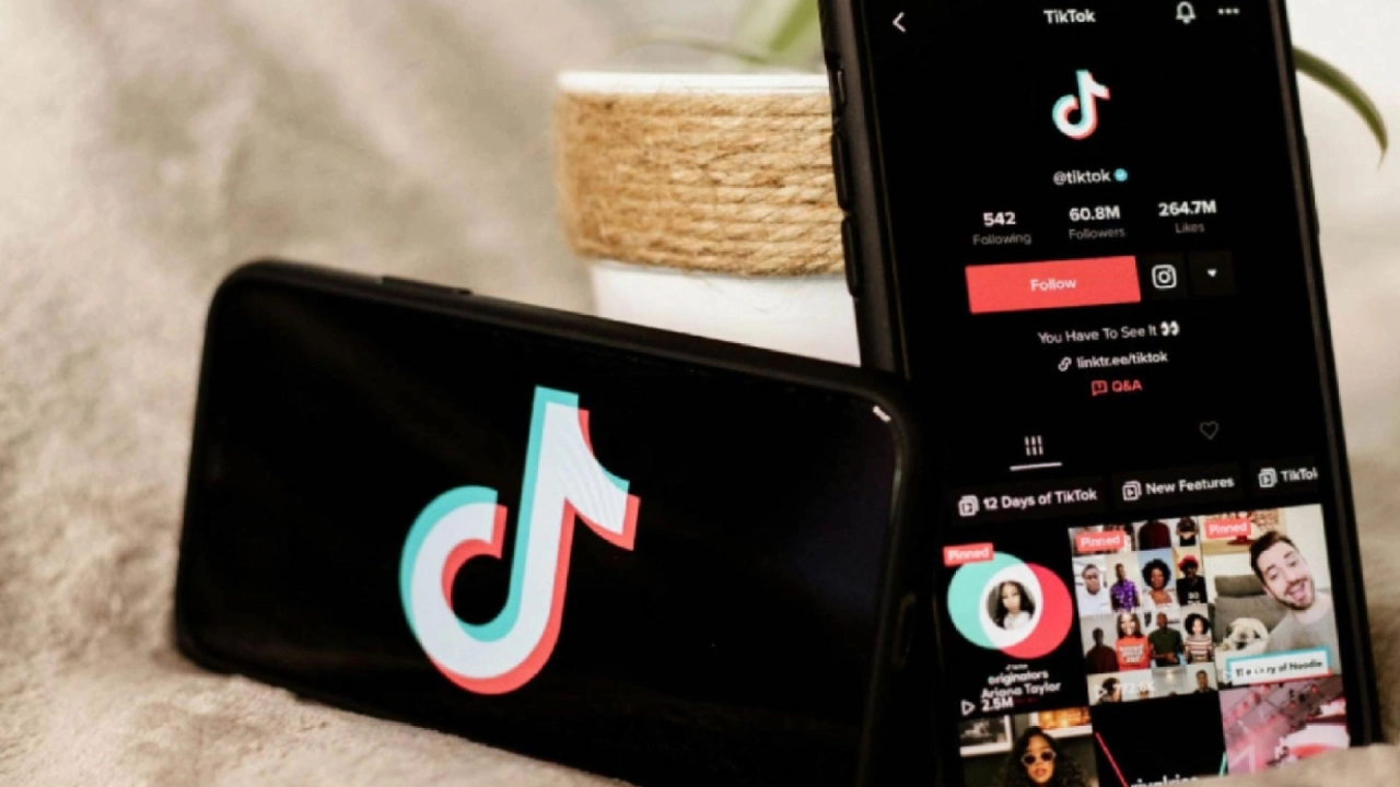 Starmer dice que redes sociales deben poner fin al deslizamiento infinito en las pantallas