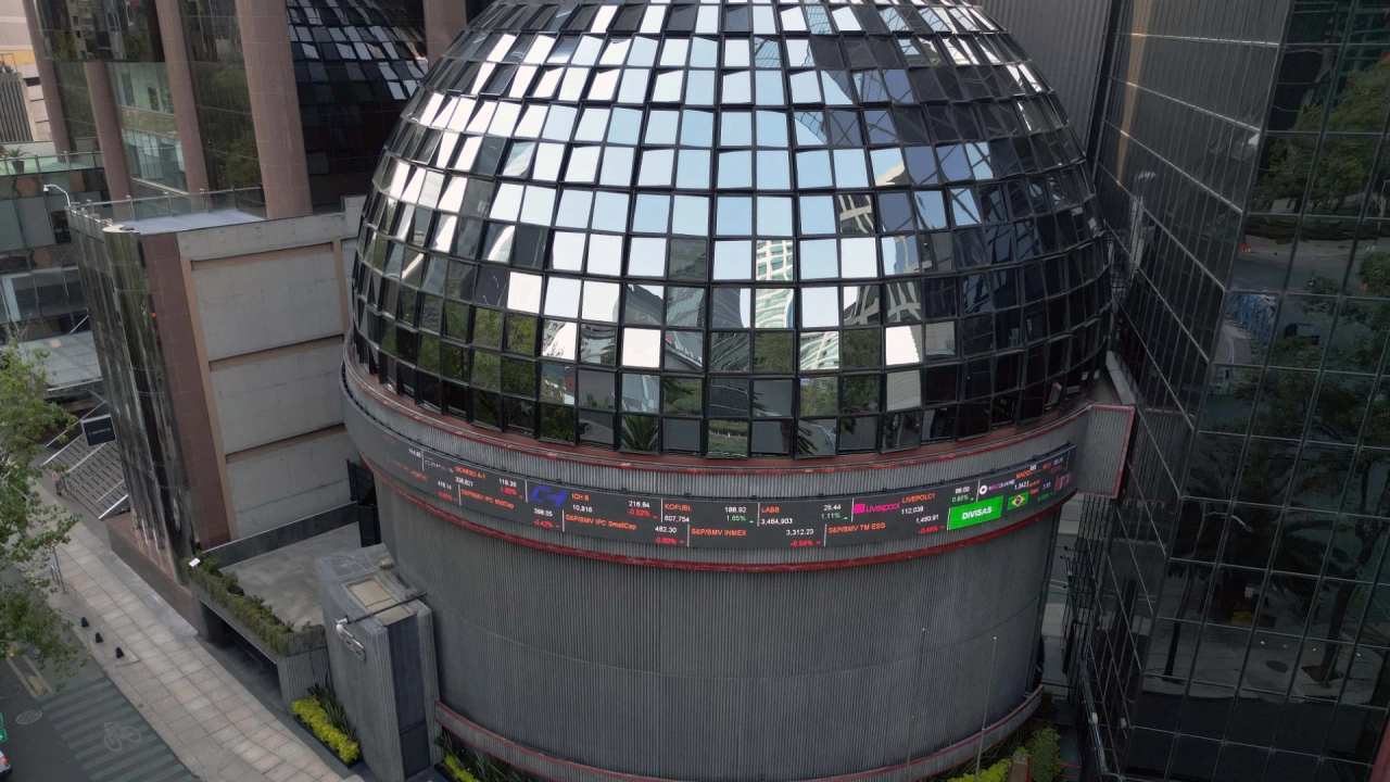 Bolsa mexicana cae en mercado atento a Oriente Medio; Volaris lidera los descensos