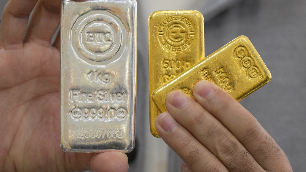 Oro y plata caen por alza del dólar y estancamiento de negociaciones entre EU e Irán