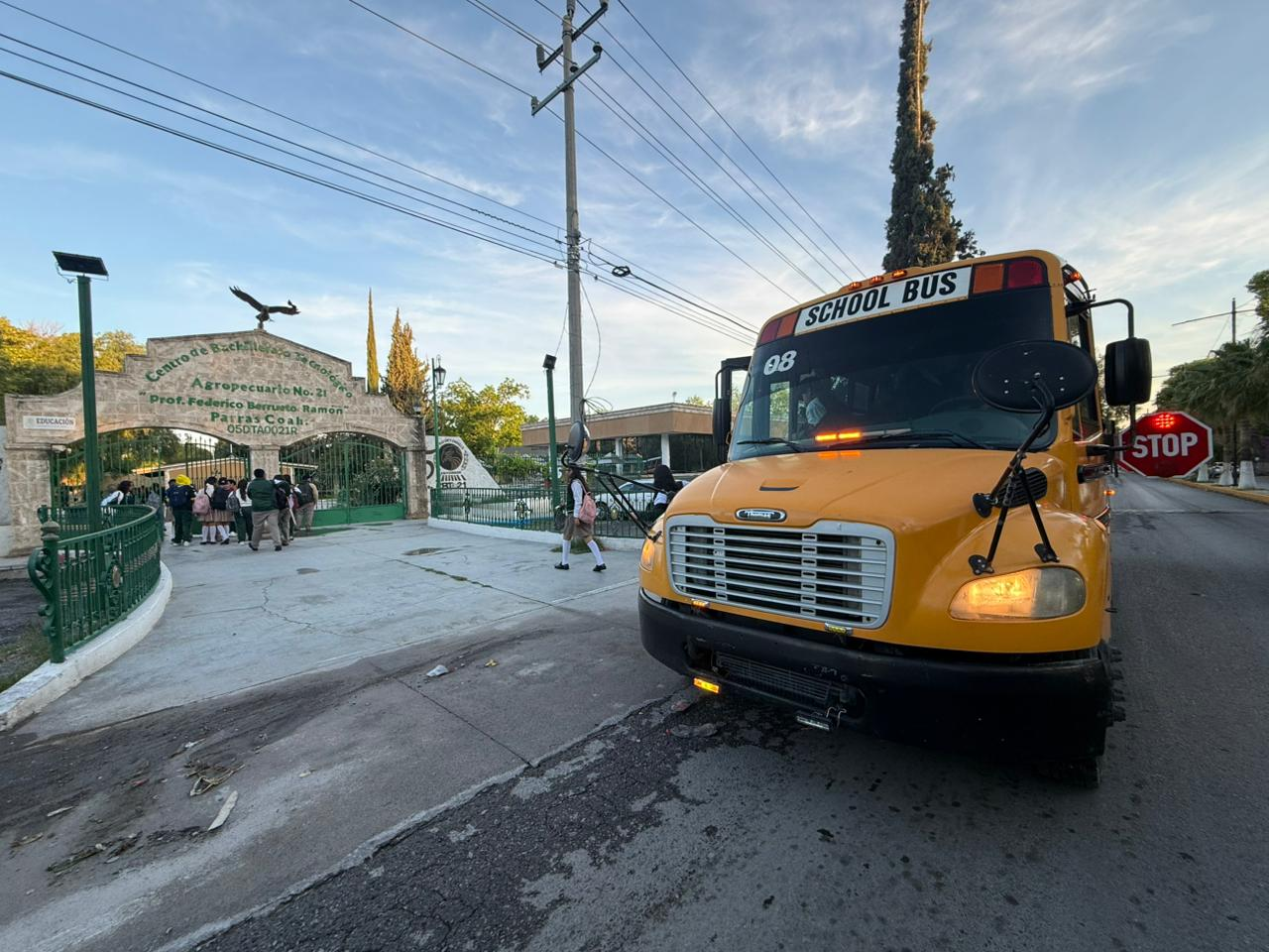 Amplían ruta de transporte escolar gratuito para comunidades rurales de Parras