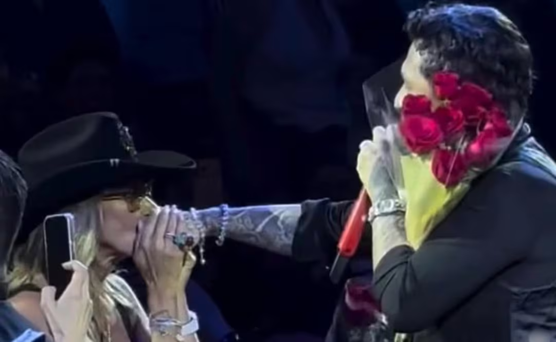 Nodal reaparece tras polémica: canta «Un vals», besa a Adela Micha y posa con Cruz Martínez