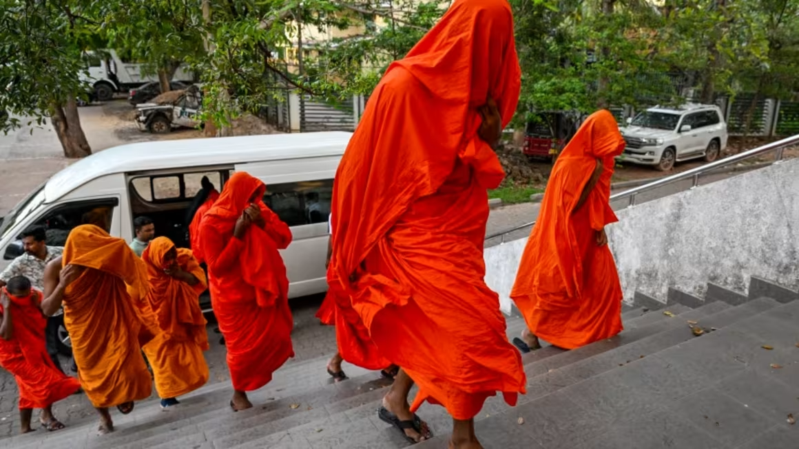 Arrestan en Sri Lanka a 22 monjes budistas que supuestamente llevaban más de 110 kg de cannabis en el aeropuerto