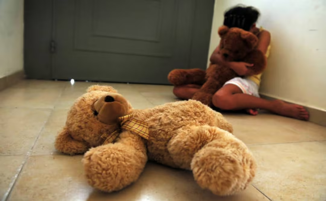 Padre de familia es acusado de viol4r a decenas de niños en Francia; los menores iban a jugar con sus hijos