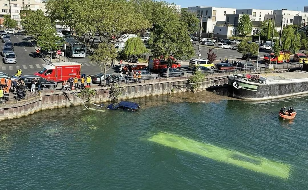 Autobús cae al río Sena cerca de París; rescatan con vida a 4 personas