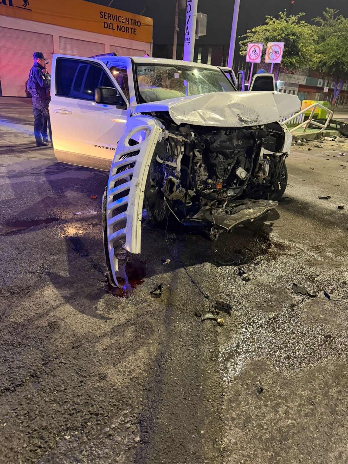 Protagonizan dos jeep accidente en madrugada