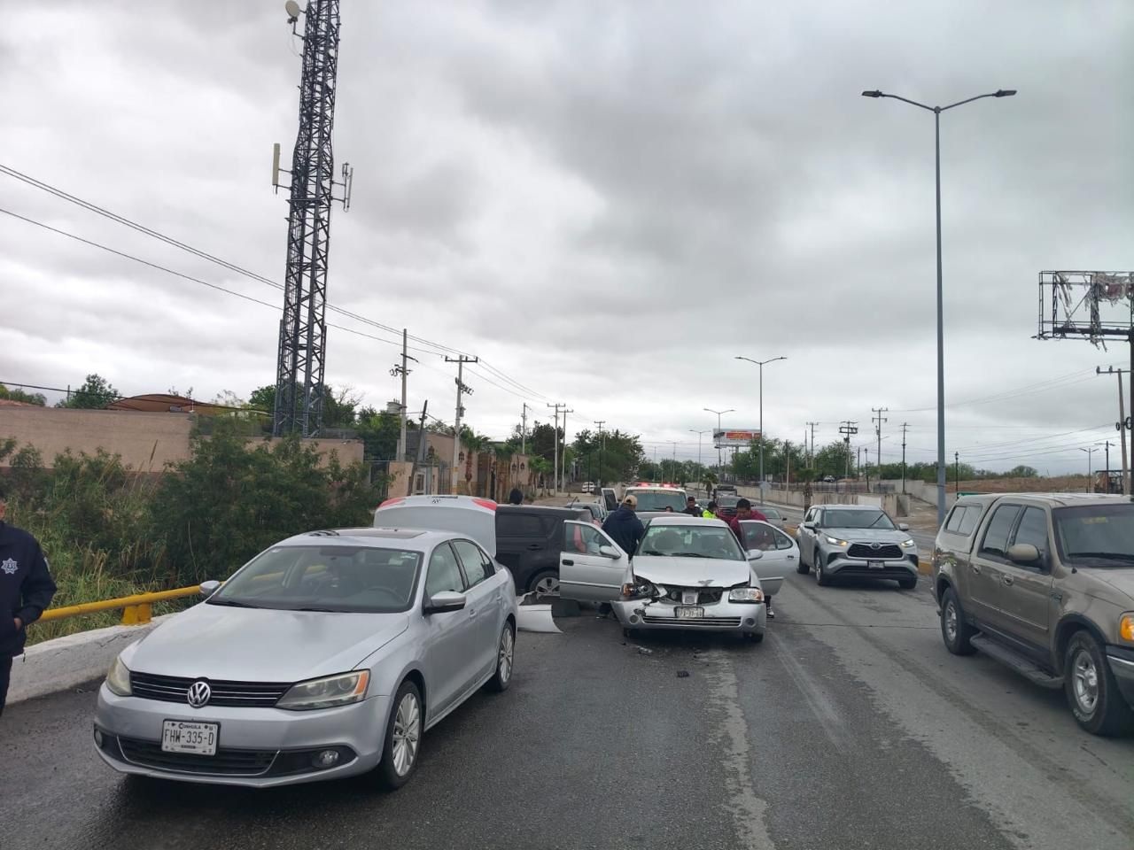 Causan carambola lluvias y velocidad