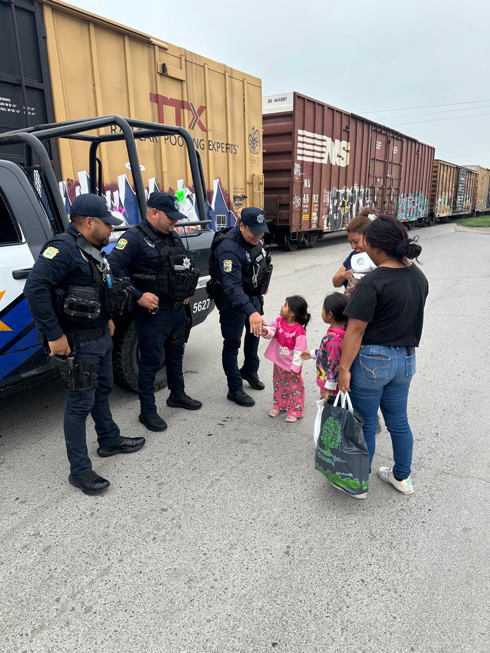 Elementos de la Policía Estatal y de la FGE llevan alegría a cientos de niños en Coahuila