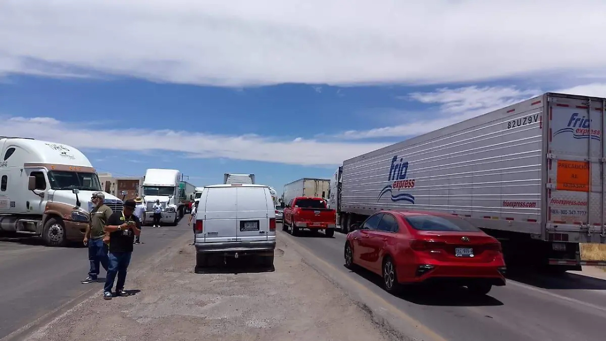 Bloquean transportistas la Chihuahua-Juárez