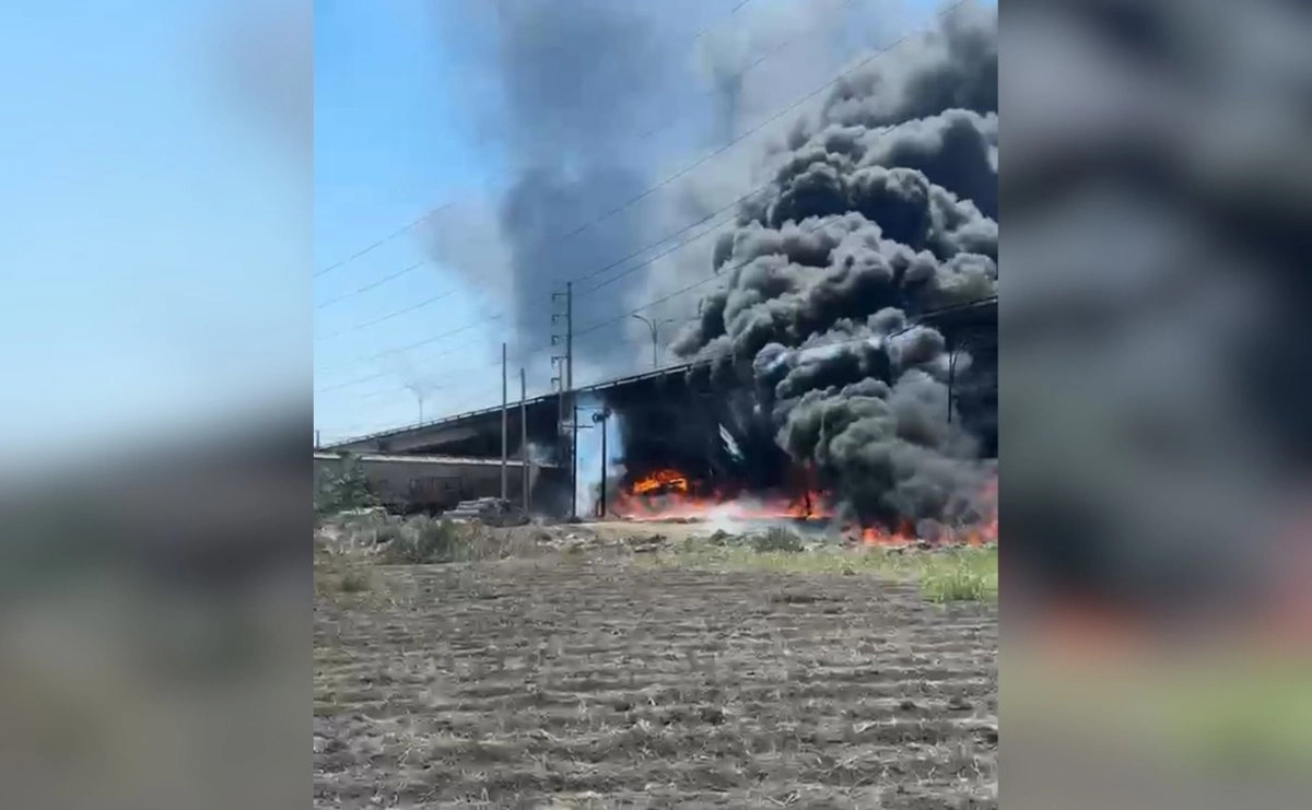 Mueren dos al chocar una pipa de diésel contra tren