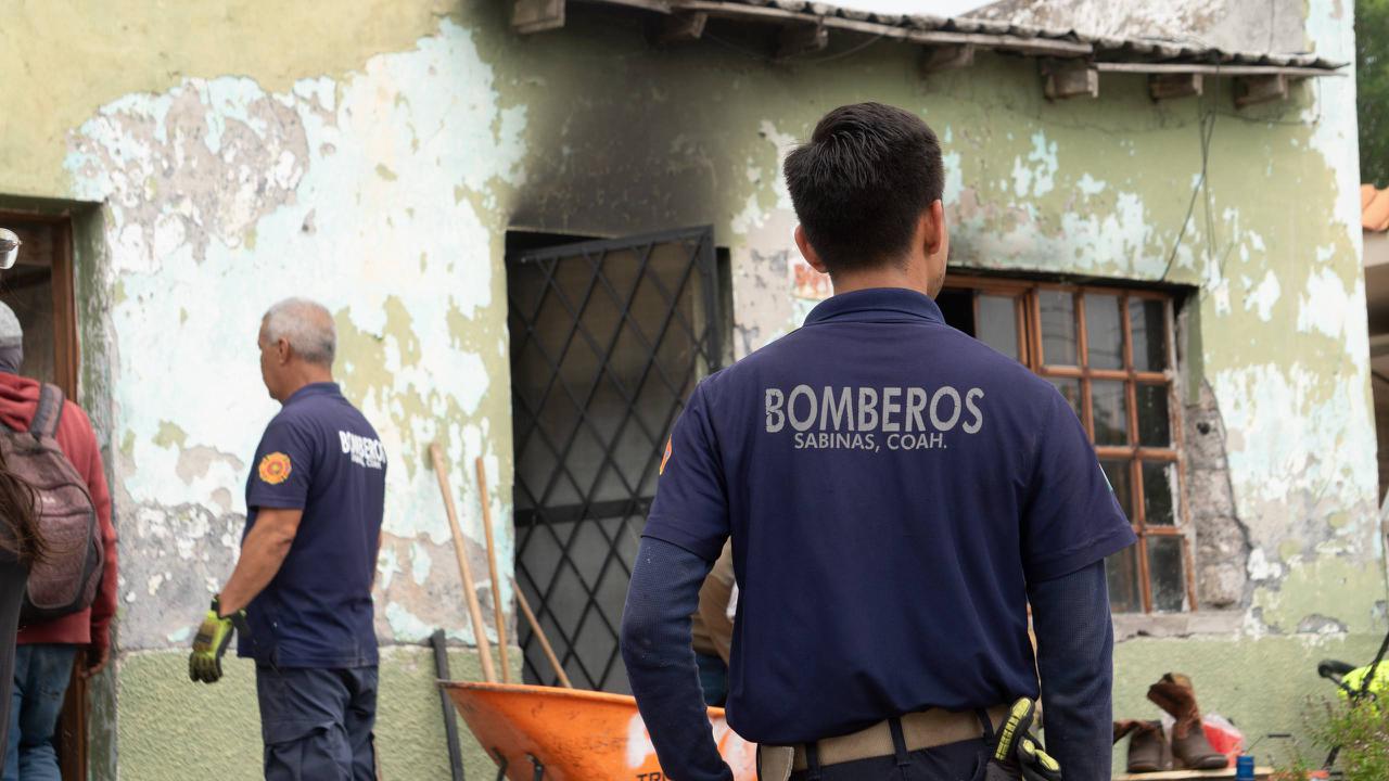ATIENDEN BOMBEROS Y PROTECCIÓN CIVIL INCENDIO EN AVENIDA BENITO JUÁREZ