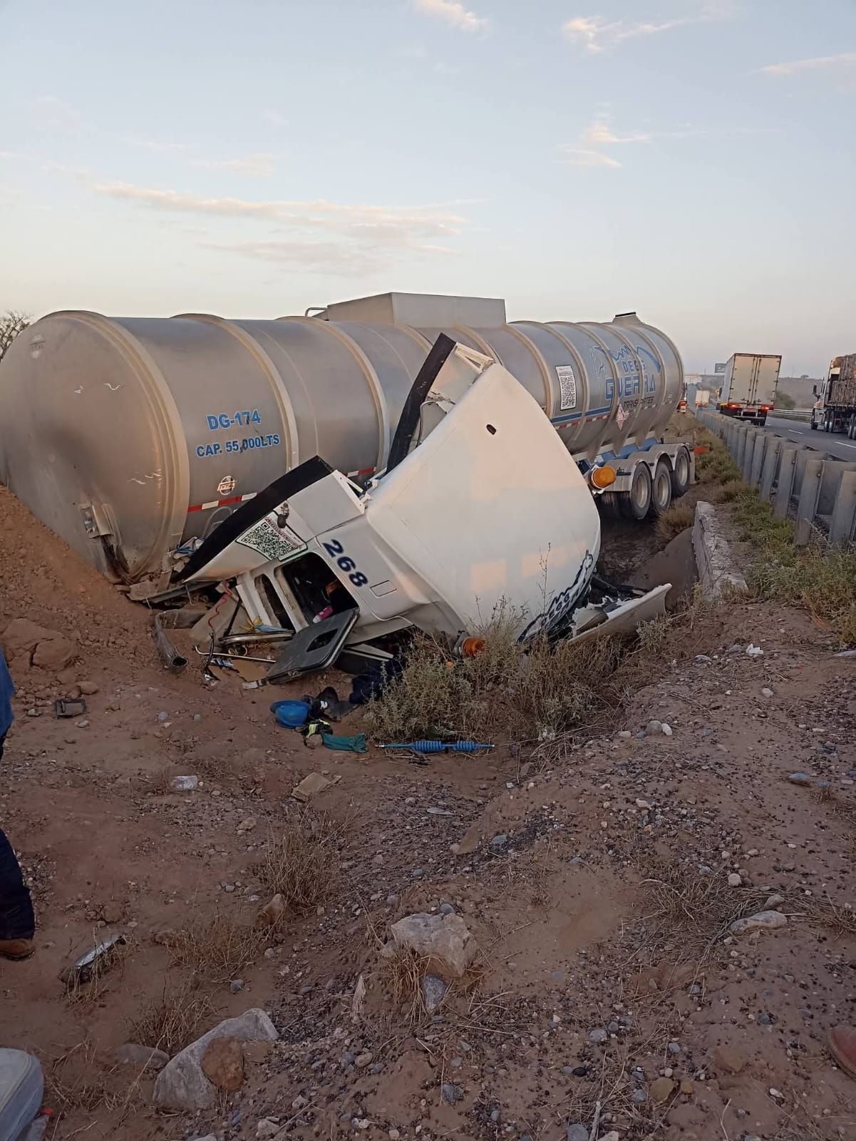 Dormita trailero y se estrella contra puente