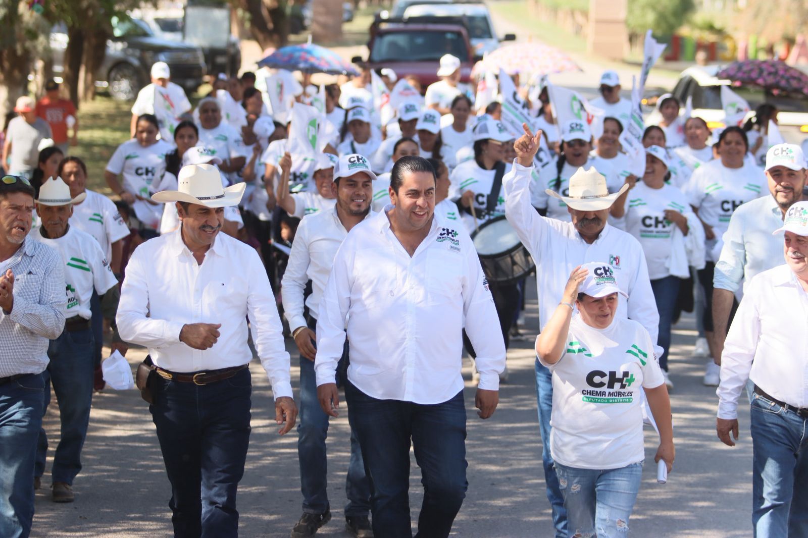 CONSOLIDA CHEMA SU CERCANÍA CON LAS FAMILIAS DEL DISTRITO 12