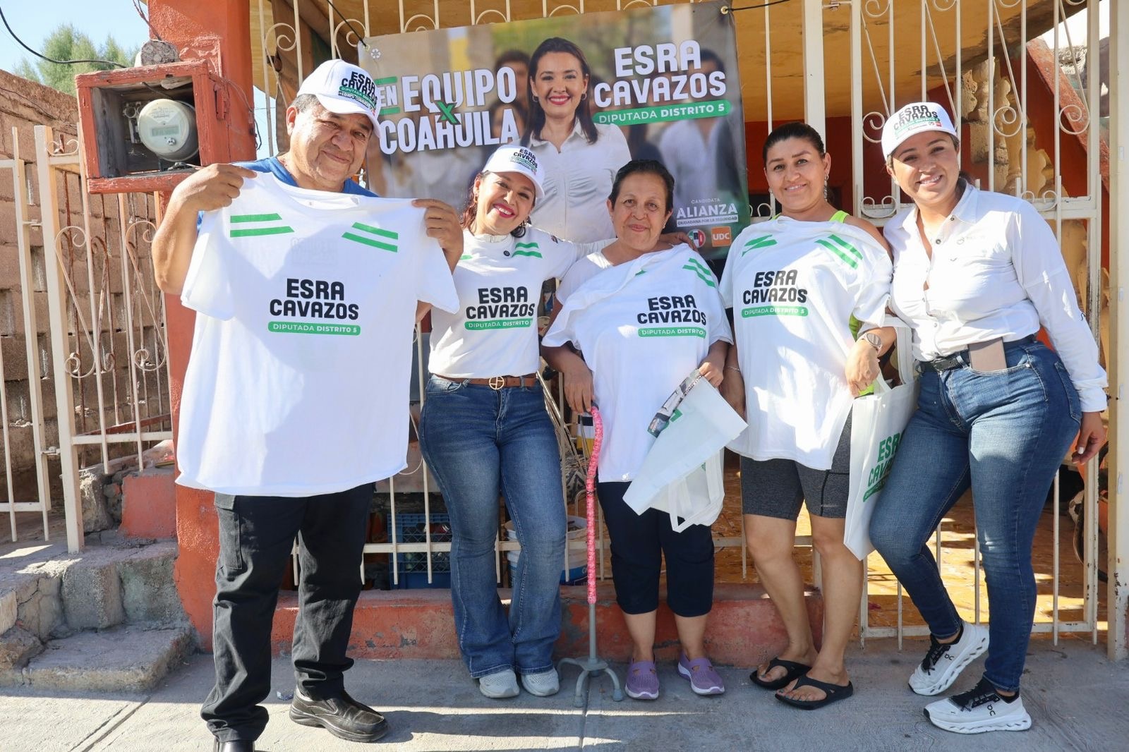 EL PUEBLO DE MONCLOVA DA RESPALDO A ESRA CAVAZOS