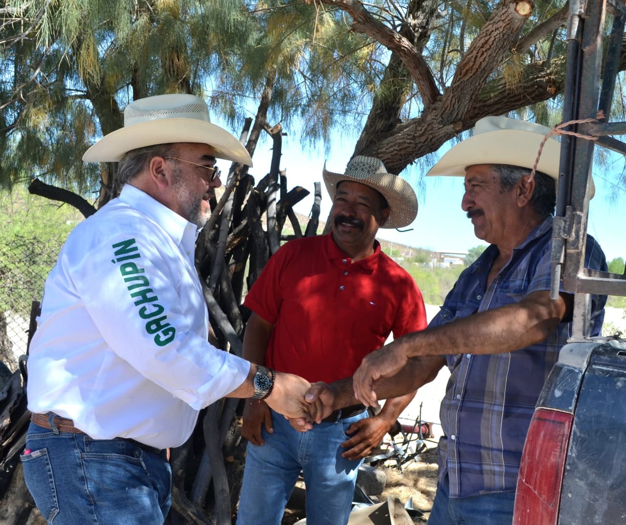 Refrenda El Gachupín su compromiso con el campo