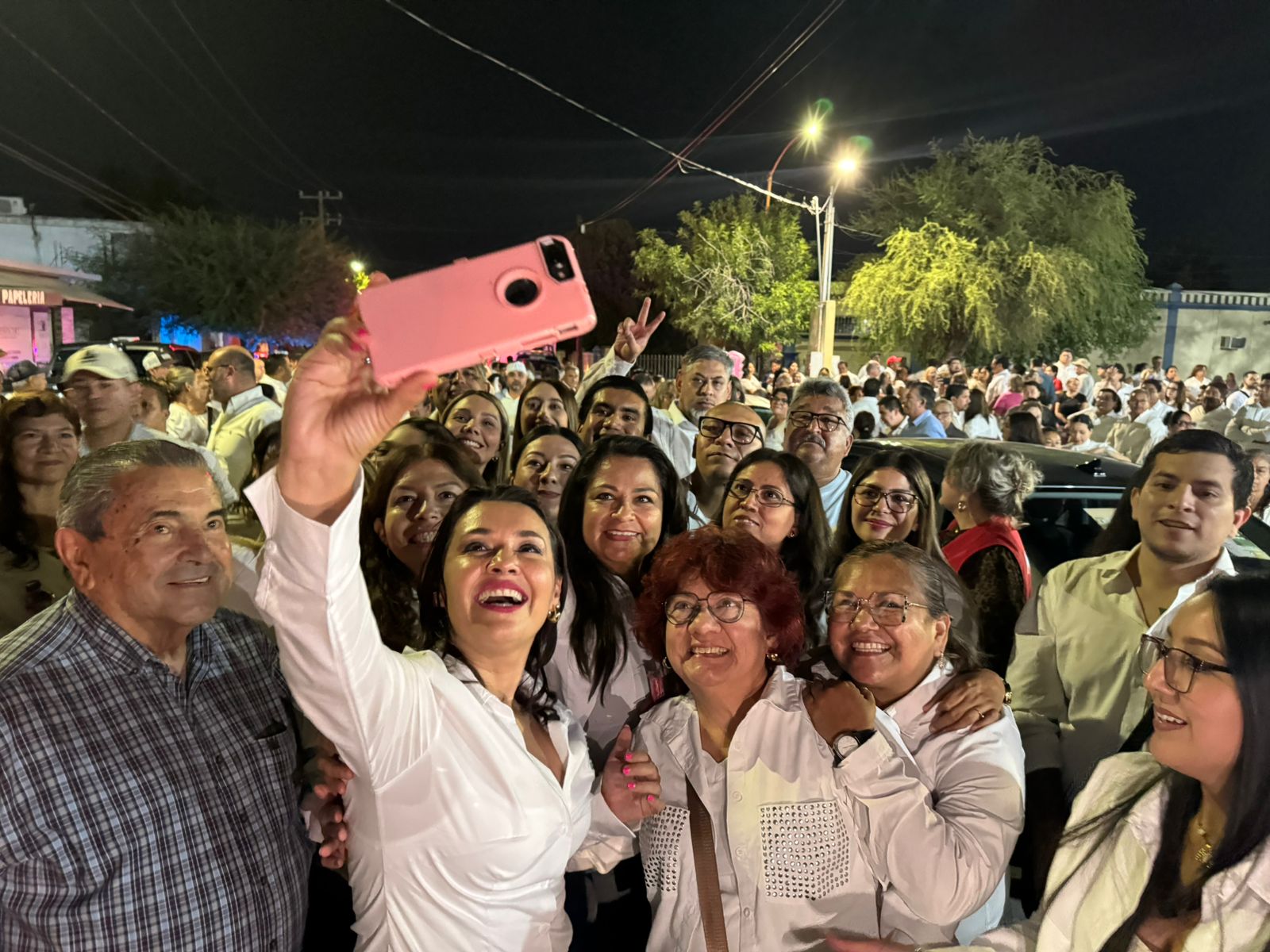 ESRA CAVAZOS DA PRIMER PASO POR DISTRITO 05 EN MONCLOVA