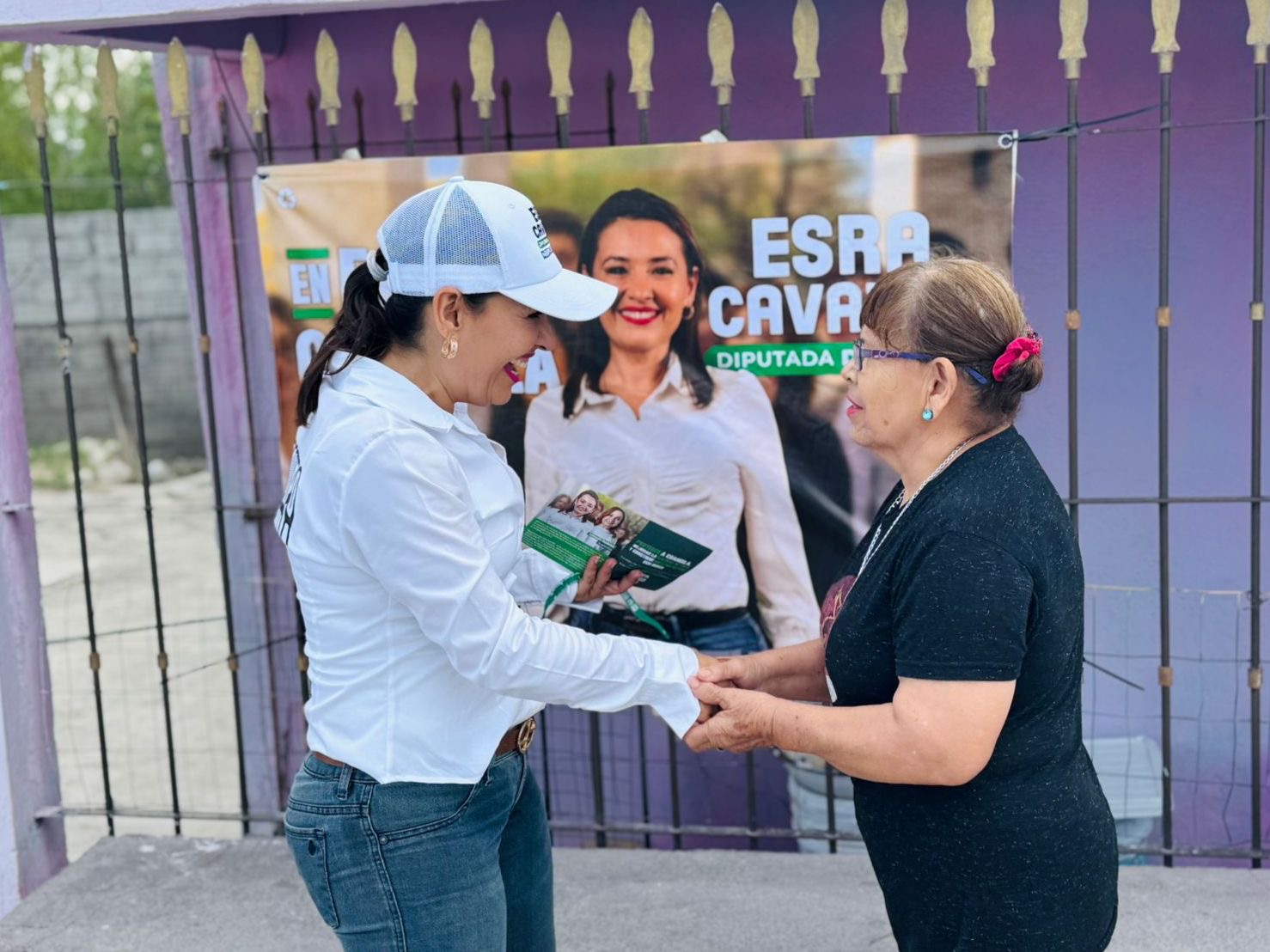 ESRA CAVAZOS CON LAS MUJERES