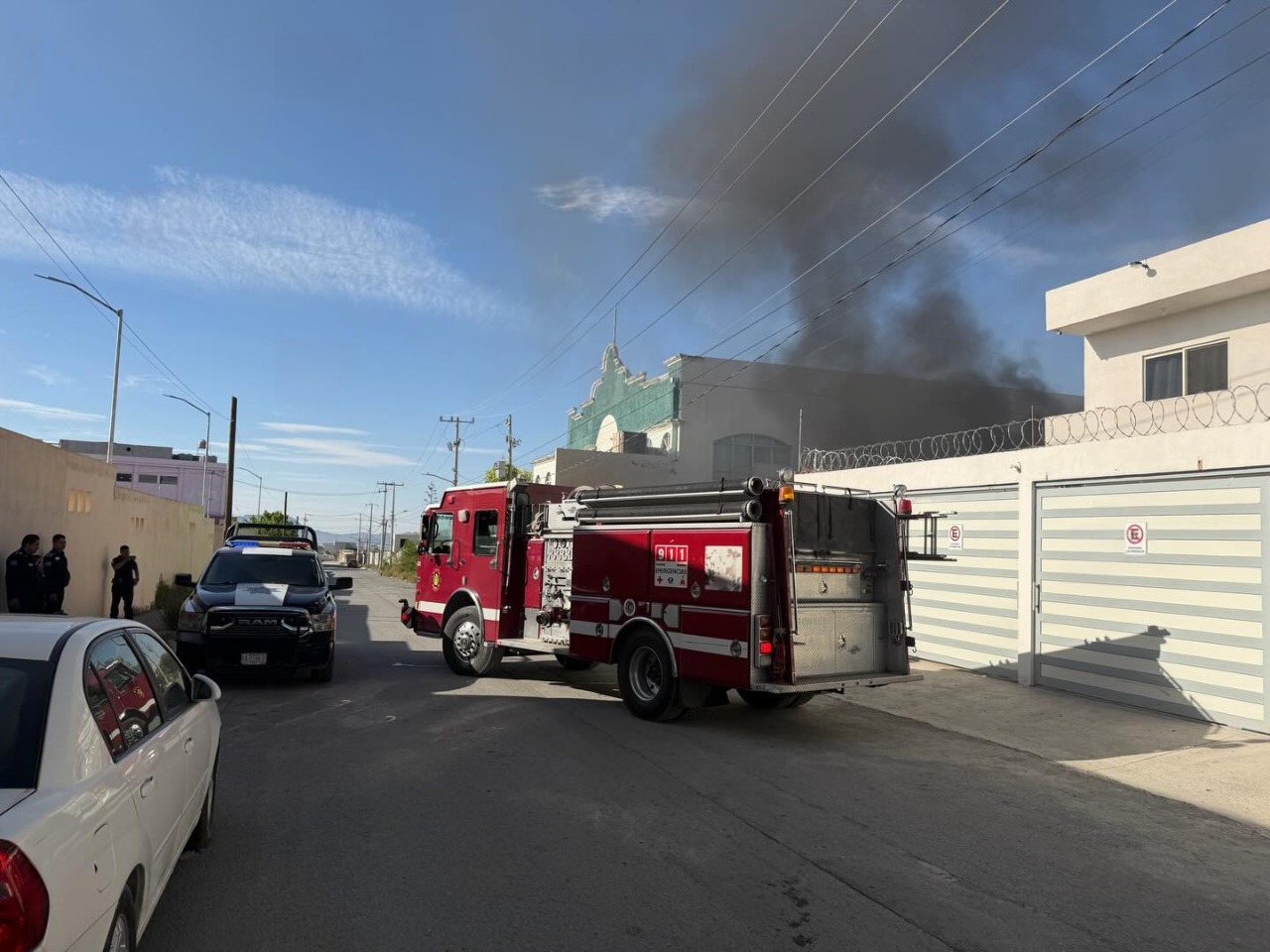 Fuego arrasa con predio y calcina dos camionetas