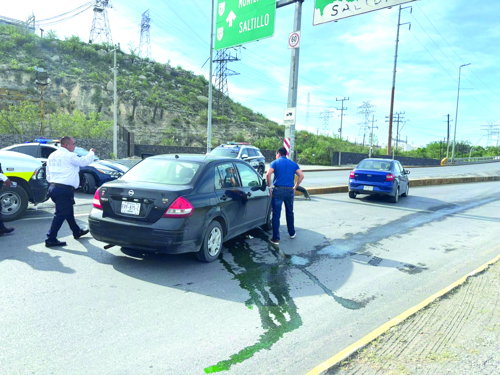 Mujer distraída con celular provoca aparatoso choque