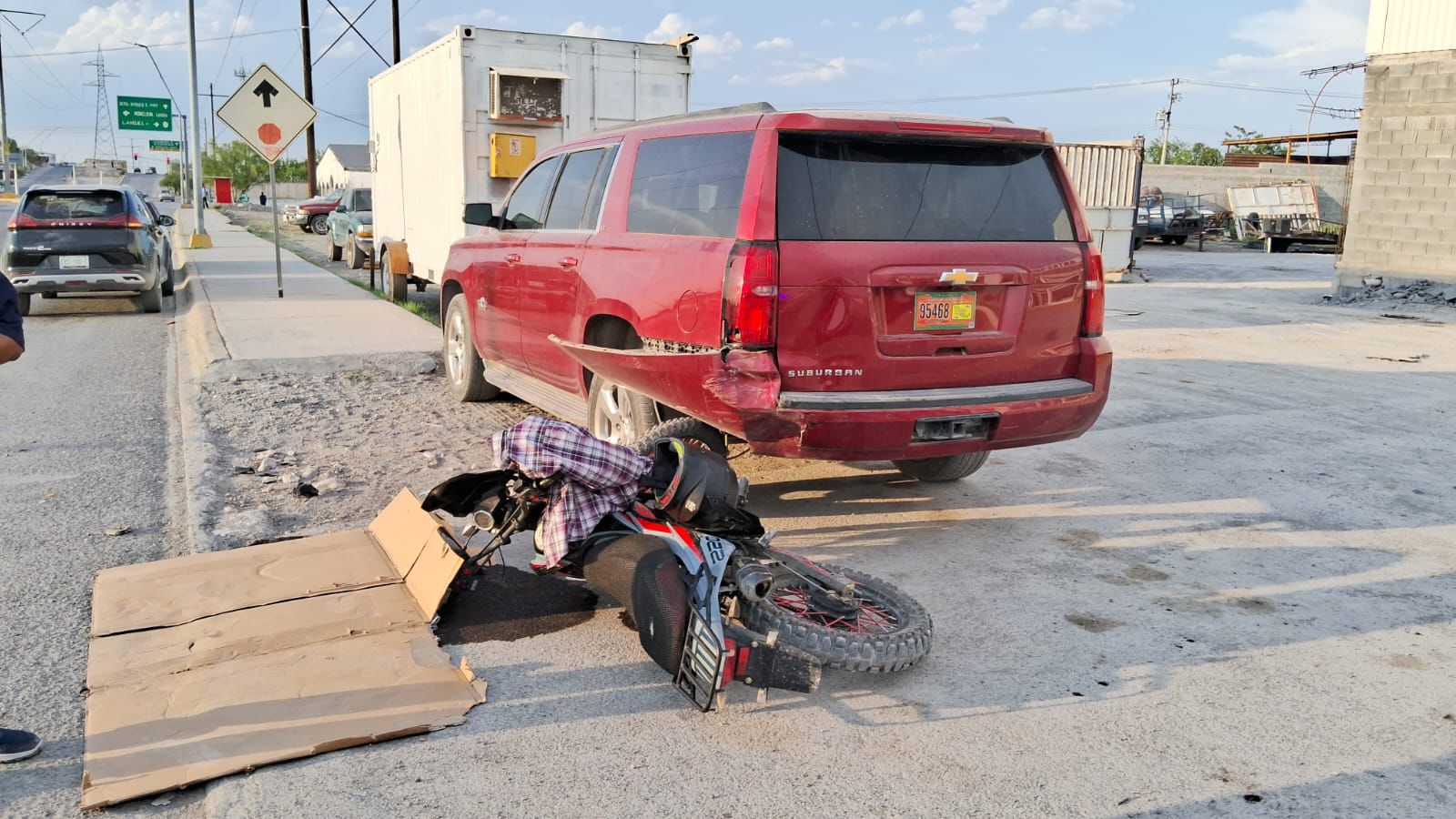 Derrapa en motocicleta y sufre múltiples lesiones