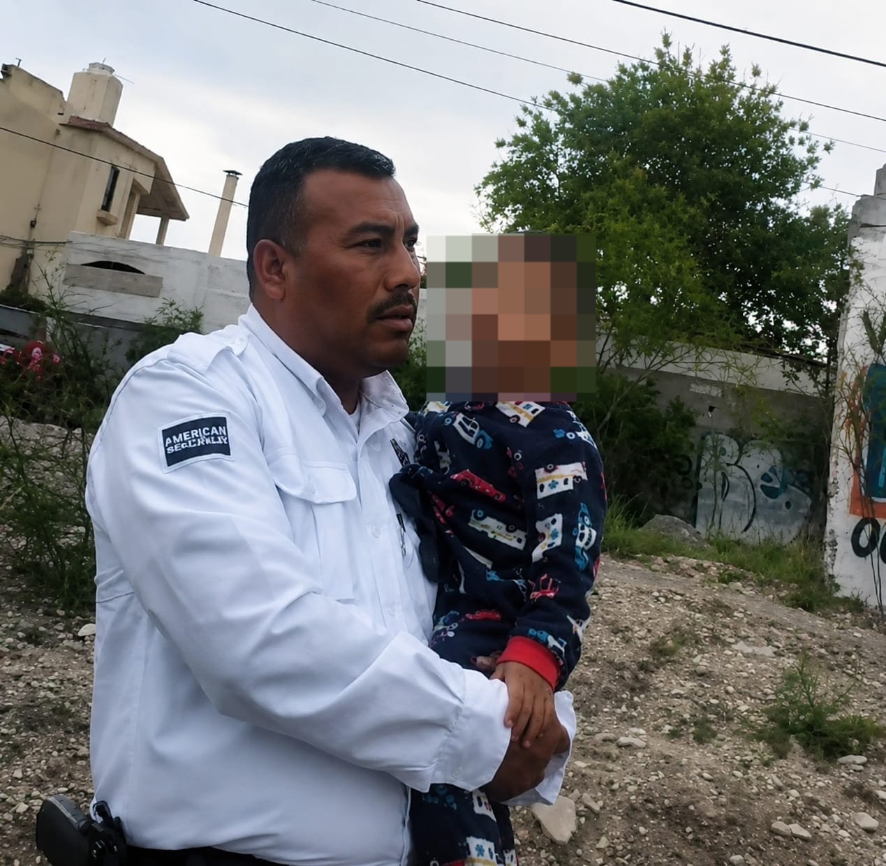 Rescatan a niño de 3 años cruzando entre vehículos