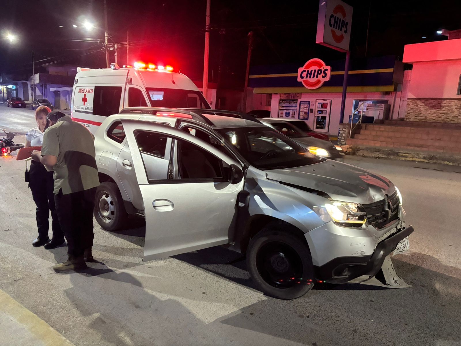 Se queda sin frenos y choca contra auto