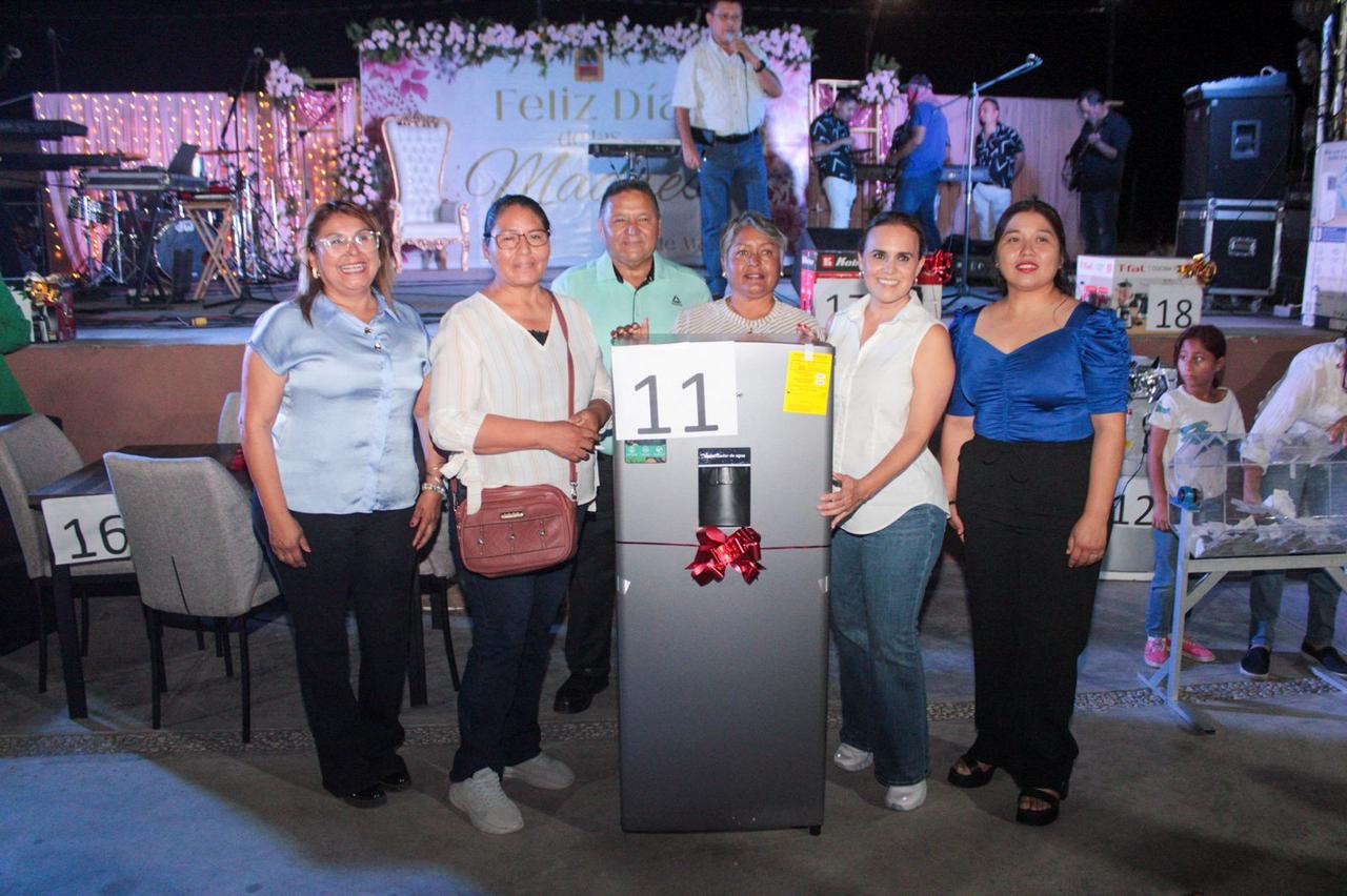 Festeja Múzquiz a las mamás de Barroterán