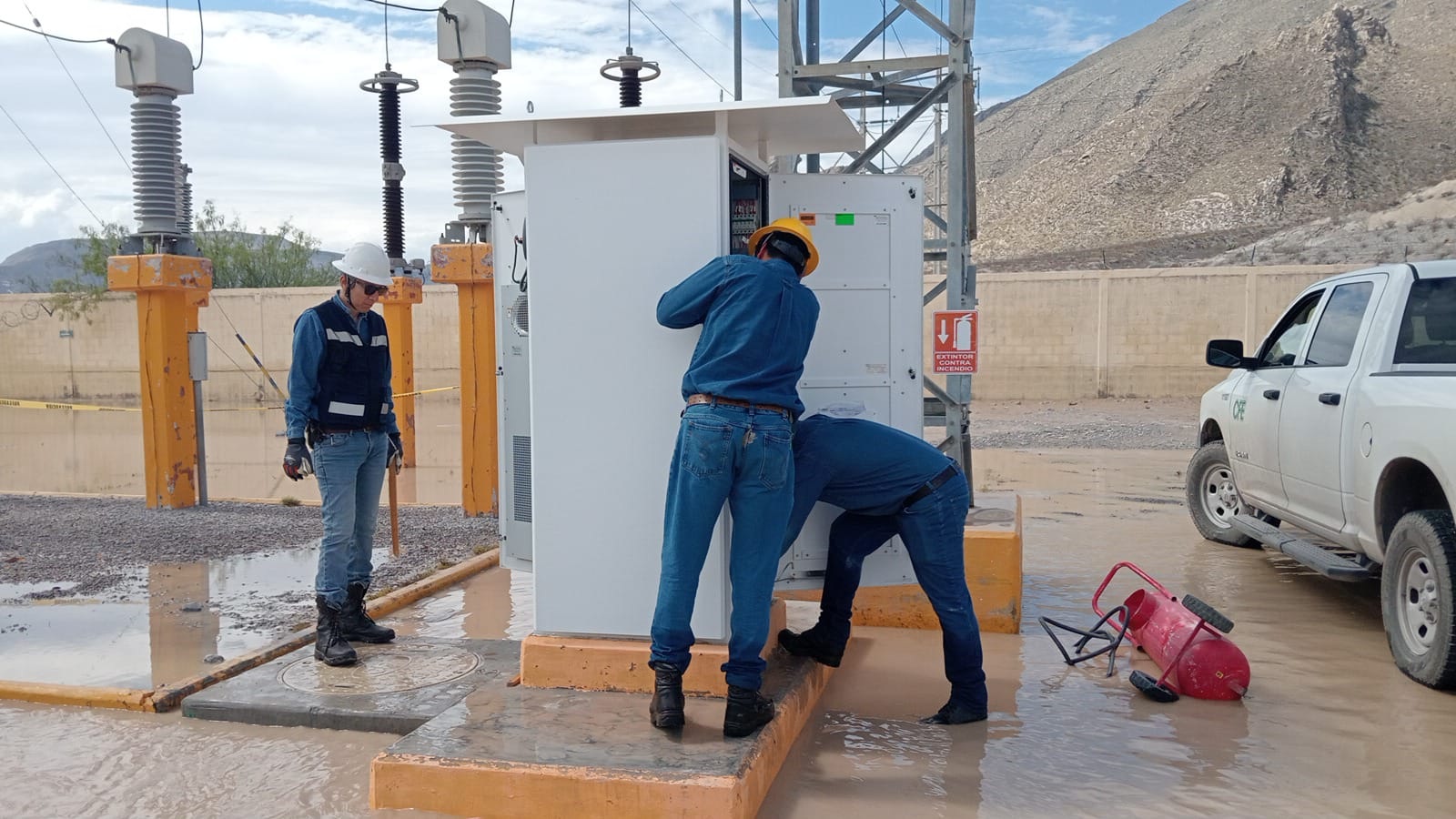 RESTABLECE CFE LUZ EN 4-CIÉNEGAS