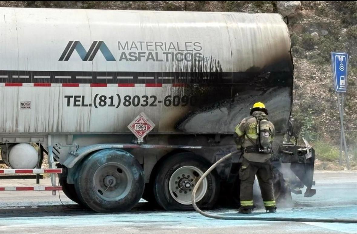 Se incendia pipa en Autopista a Saltillo