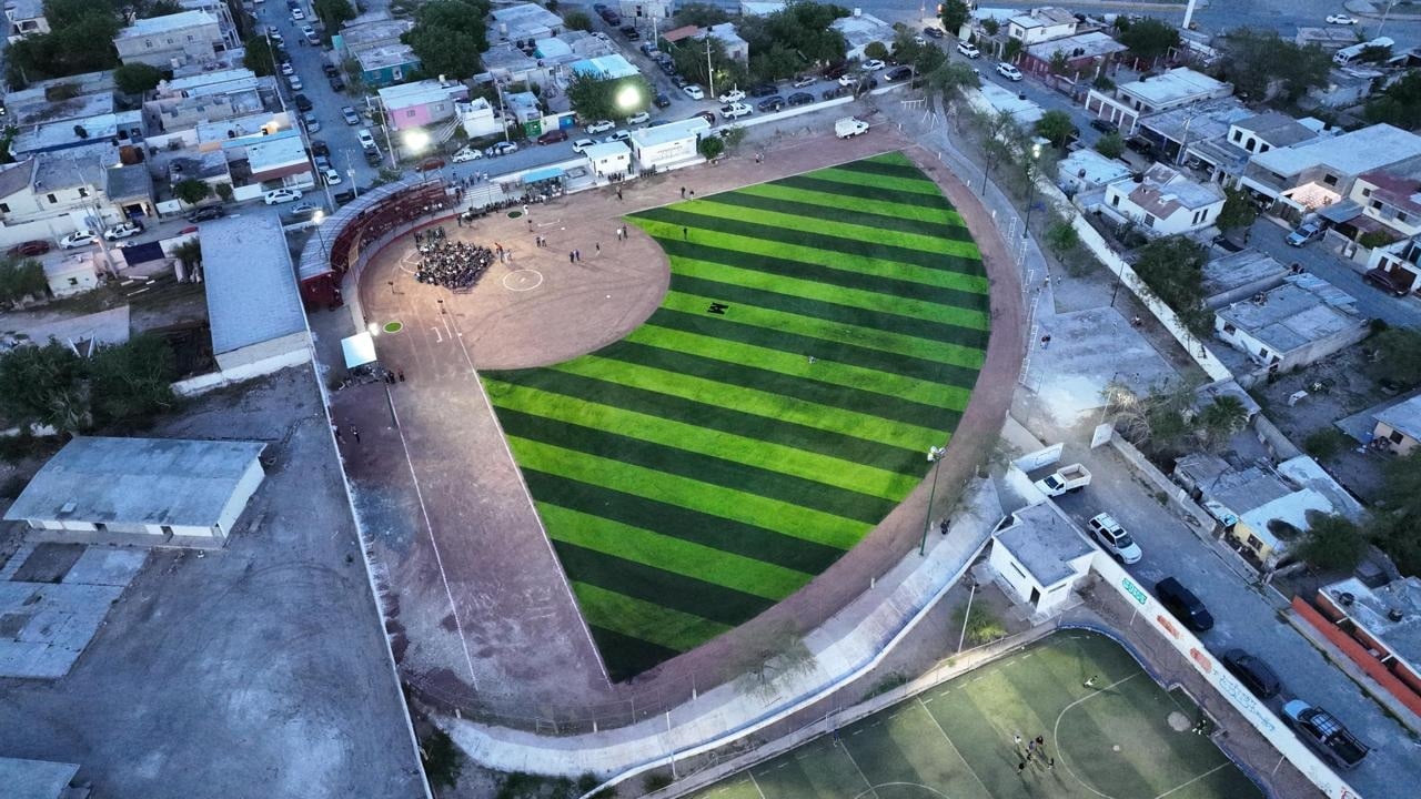Modernizan el Campo Pericos con pasto sintético y alumbrado