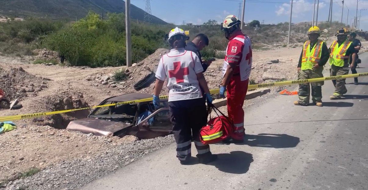 Muere chofer tras caer en barranco; 4 heridos