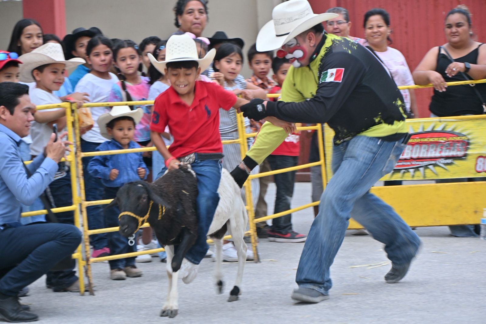 JAVIER FLORES Y EL DIF DE COAHUILA FESTEJAN A NIÑOS Y NIÑAS EN EJIDOS