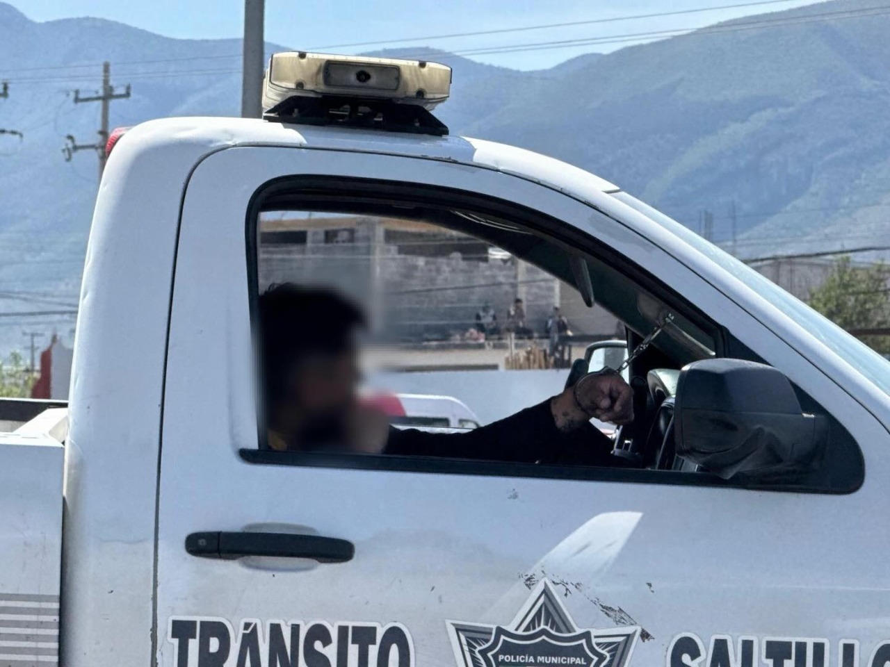Choca ebrio y termina volcado en Fundadores