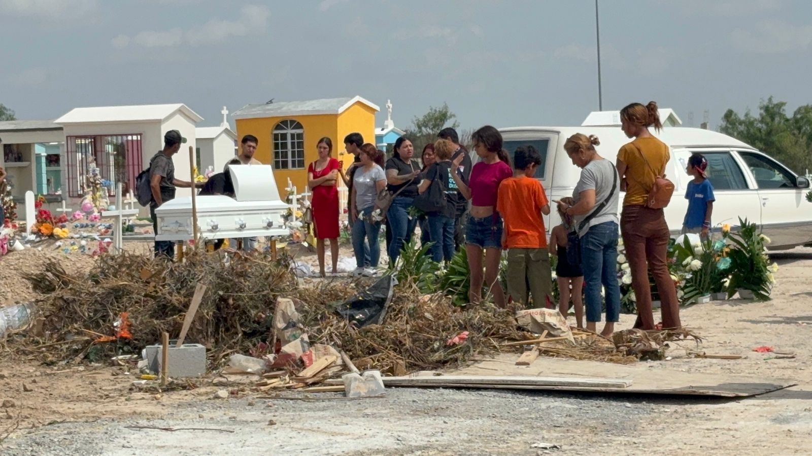 En reducido funeral dan adiós a Dominic