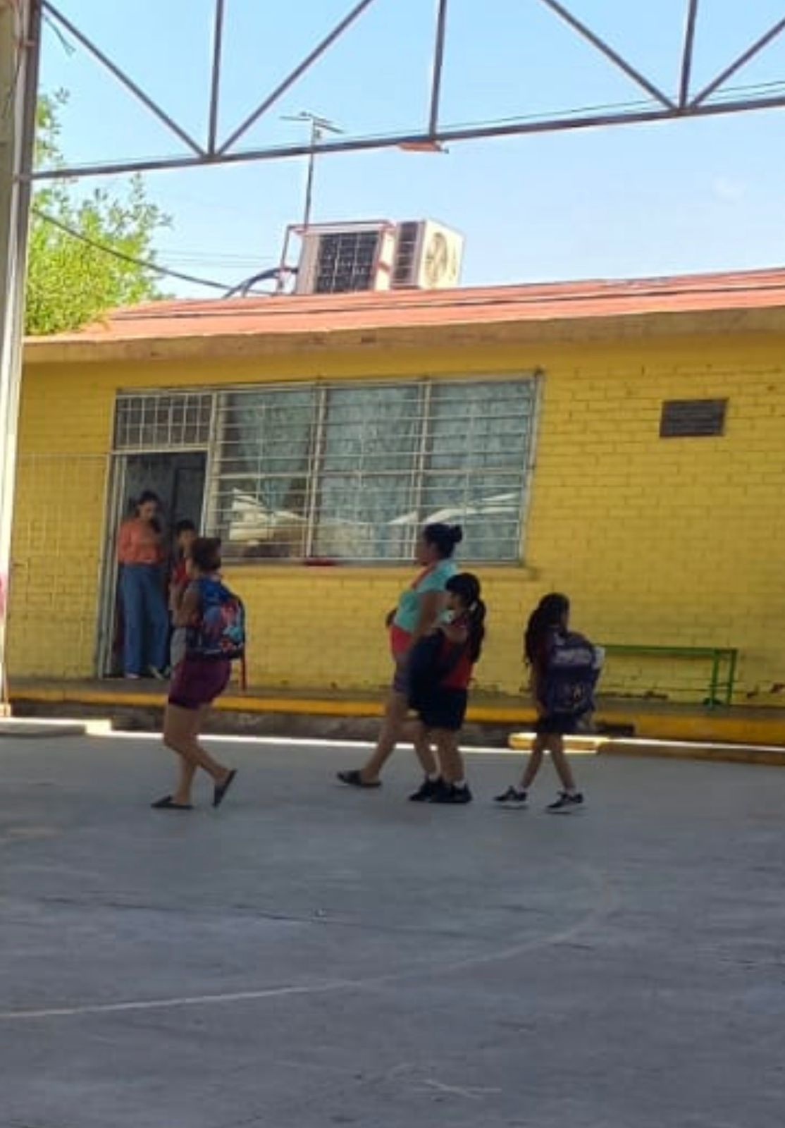 Evacúan dos escuelas tras volcadura de tráiler