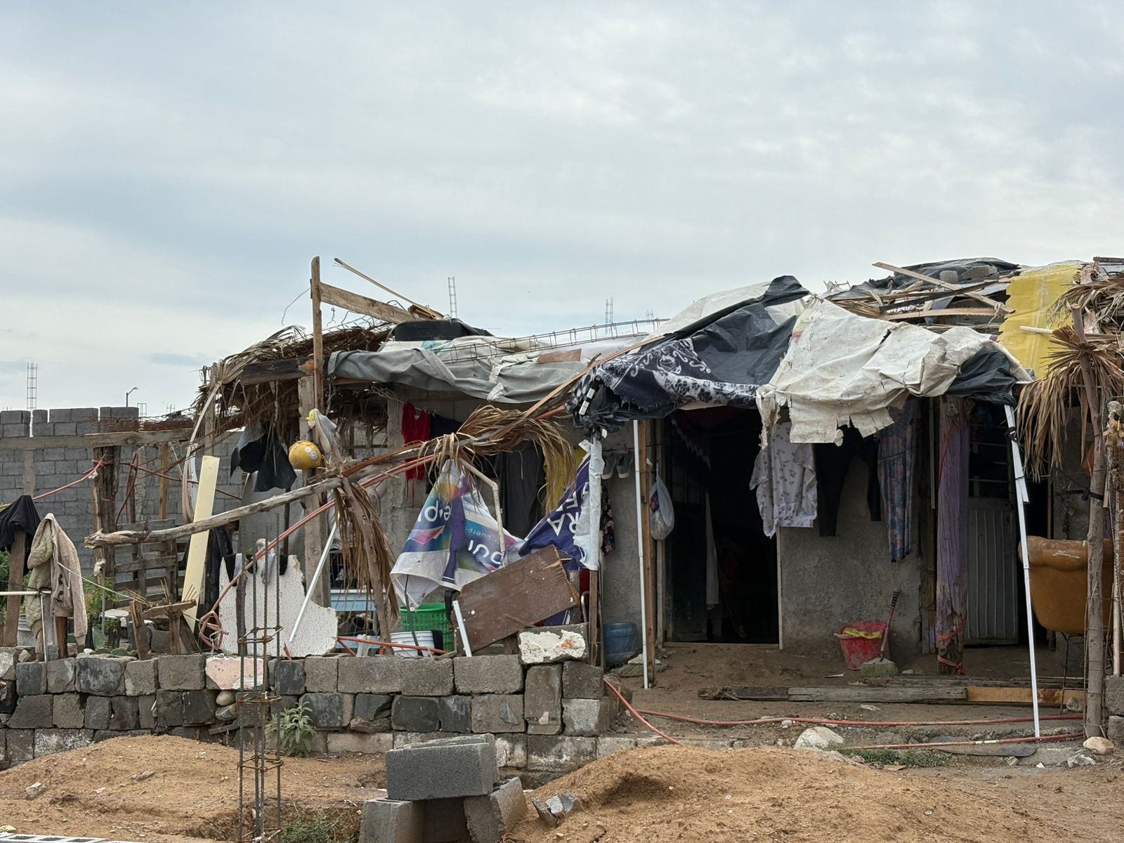 Sobrevive de milagro; le cae el techo encima